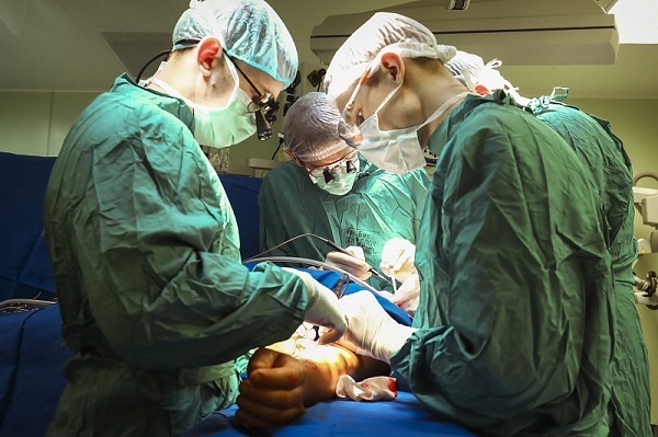 Краснодарские хирурги восстановили глотку из тканей руки пациентки