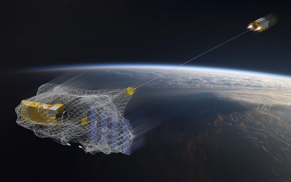 Британский спутник научился ловить космический мусор  сетью