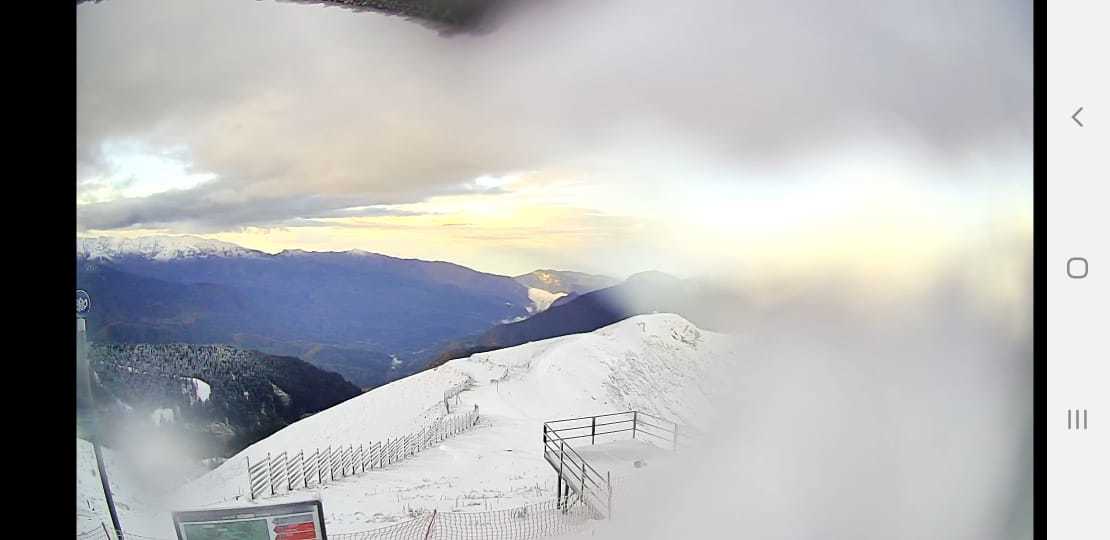 На горнолыжных курортах Сочи выпал первый снег