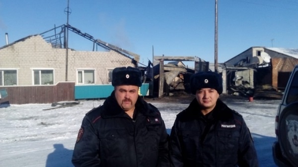 В Алтайском крае сотрудники Росгвардии спасли жизни пятерых человек при пожаре