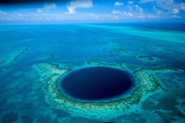 Огромная синяя дыра - на дне океана образовалось углубление идеальной круглой формы