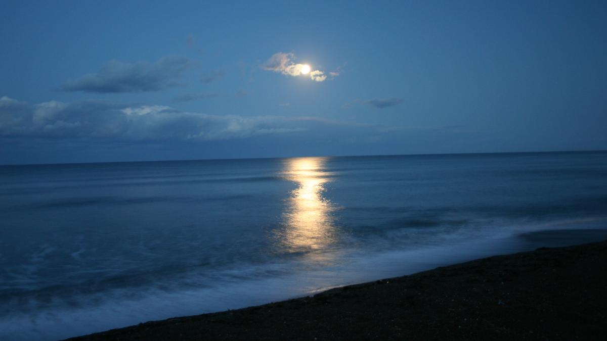 The Full Moon on Sea of Okhotsk (オホーツク海での十五夜月) - panoramio