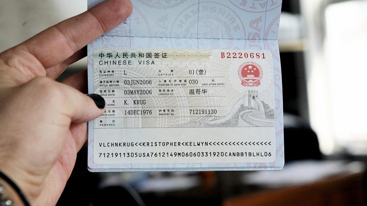 Наклейка с туристической визой КНР в паспорте США Наклейка с туристической визой КНР в паспорте США