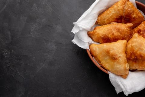 Этот пирожок хрустит, как чипсы — рецепт на 10 минут из двух продуктов