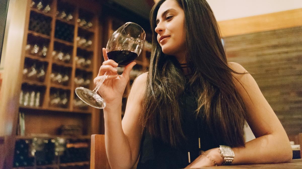 девушка с бокалом вина