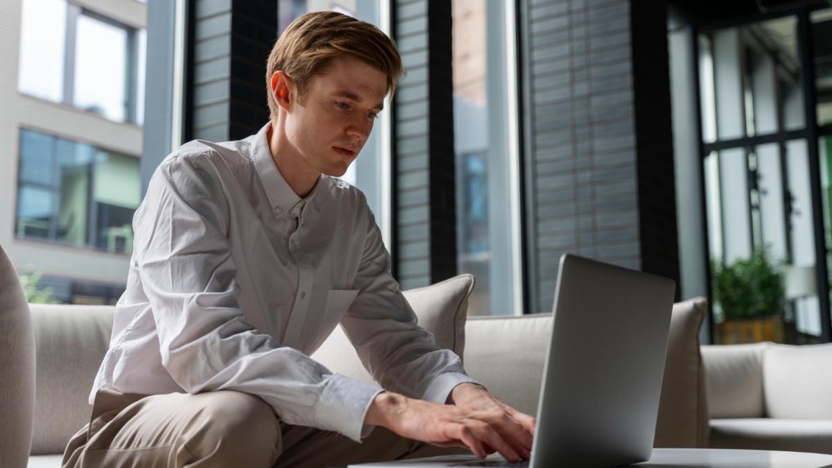 мужчина сидит в компьютере