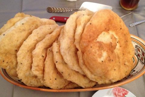 Вылейте не в раковину, а на сковородку: как превратить кислое молоко в кулинарный шедевр за 20 минут