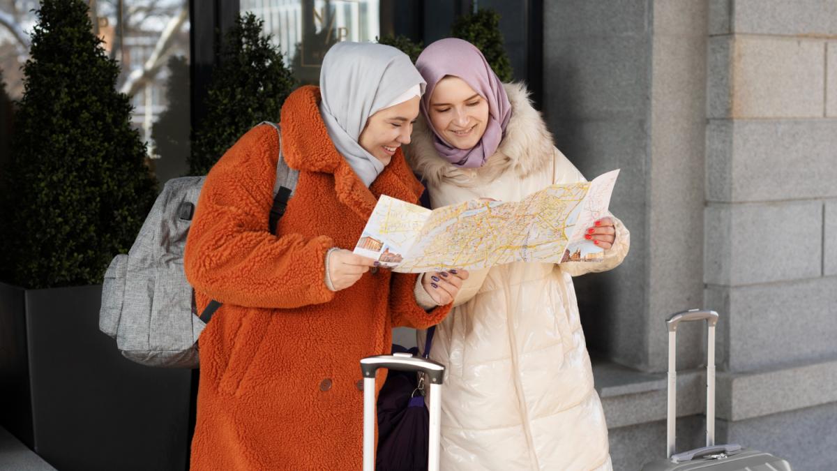 Девушки сверяются с картой во время отпуска