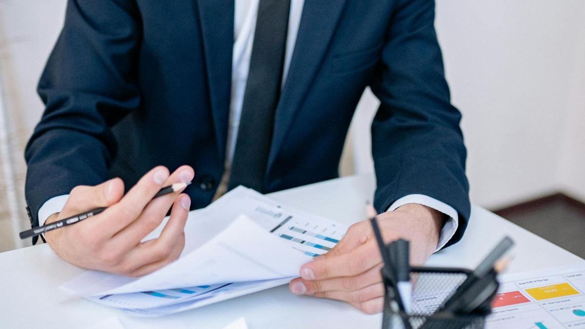 Человек изучает документ с таблицей