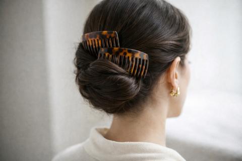 Забудьте о клипсах и резинках: главным аксессуаром 2026 года стала старинная заколка