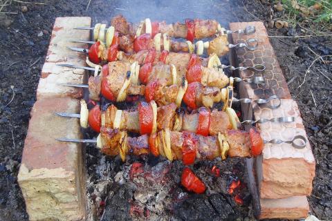 Льем черёмуховый квас — шашлык пропитывается ароматом леса