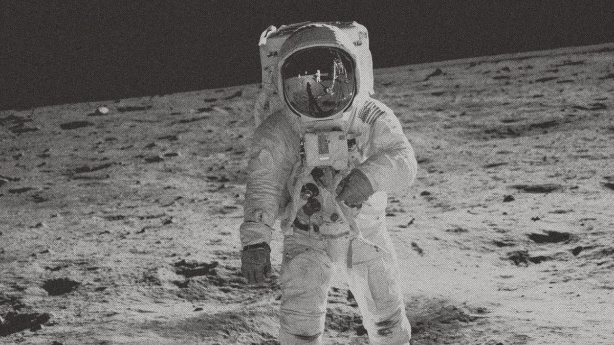 Астронавт ходит по луне