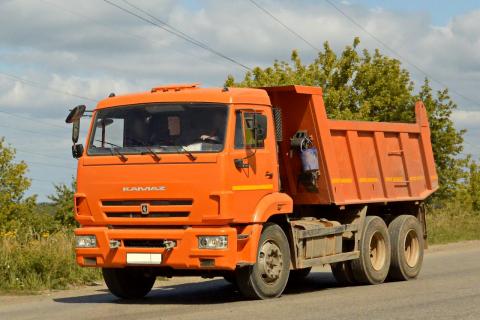 Застрявший в луже КамАЗ вытянули 