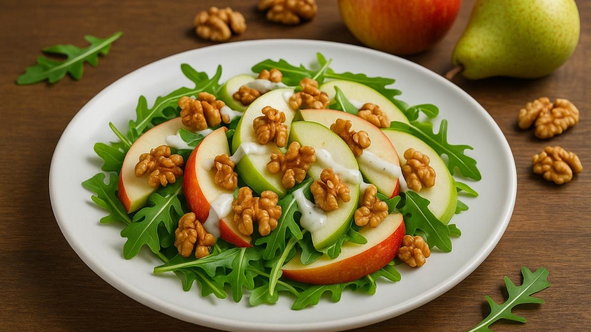 Салат из груши, яблок и грецких орехов Салат из груши, яблок и грецких орехов