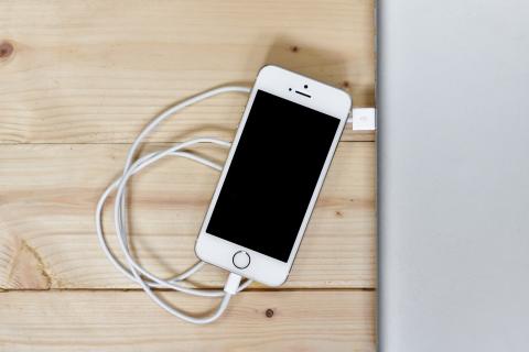 Эксперт предупредил об опасности зарядки телефона через USB-порты в торговых центрах и аэропортах
