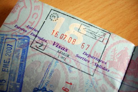 Трамп подписал закон о новом визовом сборе $250 для неучастников Visa Waiver Program