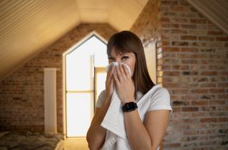 В квартире нечем дышать, а соседи ломятся в дверь? Кто и как должен реагировать на неприятные запахи