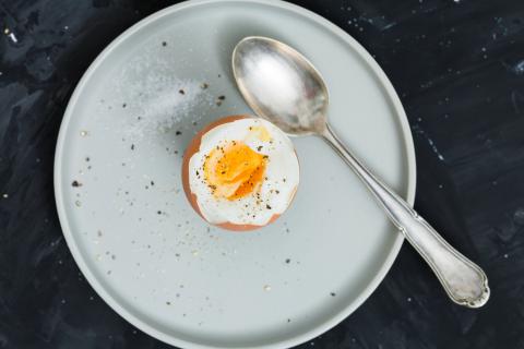 На Камчатке поступили в продажу первые местные яйца