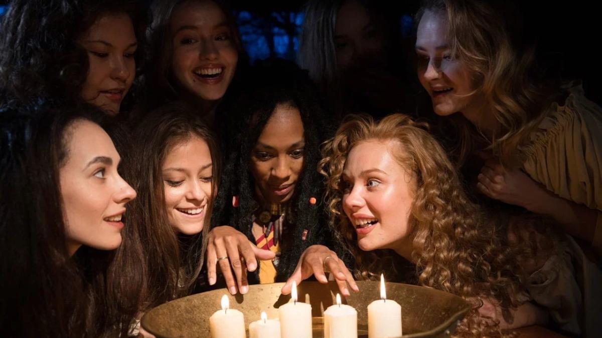 Сцена из спектакля Театра на Трубной Салемские ведьмы