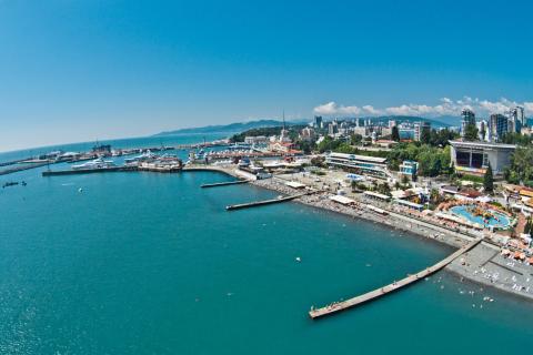 Отдых в Сочи: туристы жалуются на жару и цены, но спрос на курорт сохраняется
