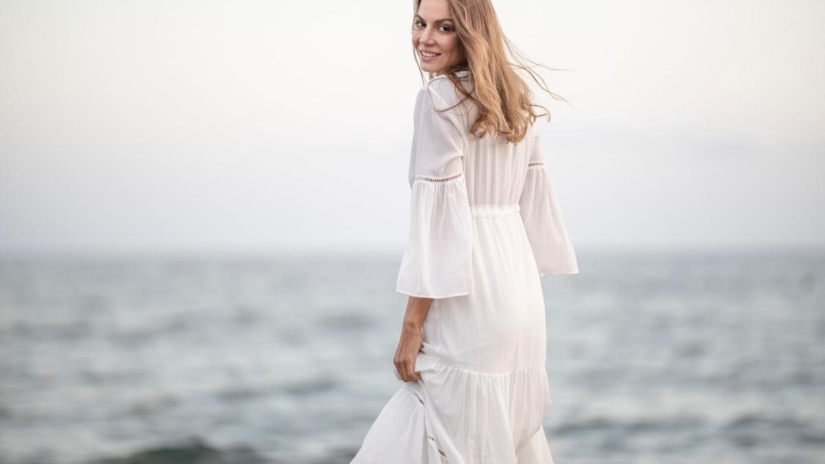 Женщина улыбается в камеру