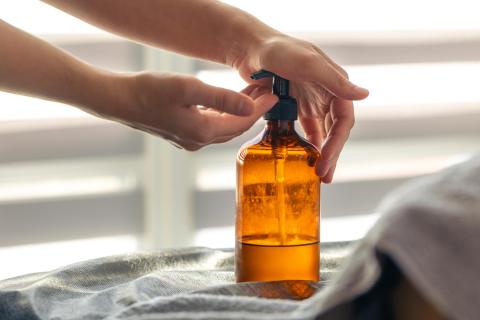 Масла для младенцев доказали эффективность для сухой кожи — дерматологи