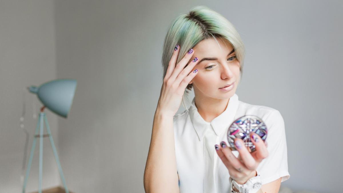 Девушка смотрит в зеркало