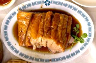 Один соус делает чудо: утка становится нежной и блестящей, как карамель