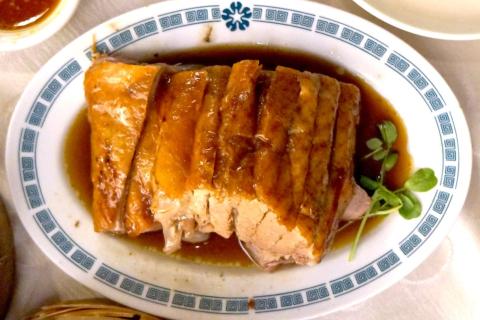 Один соус делает чудо: утка становится нежной и блестящей, как карамель