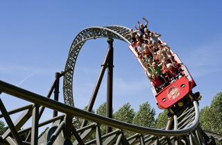 Женщина упала с высоты из-за обрыва механизма аттракциона — Metro