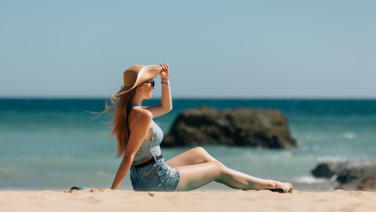 Девушка в шляпе на пляже