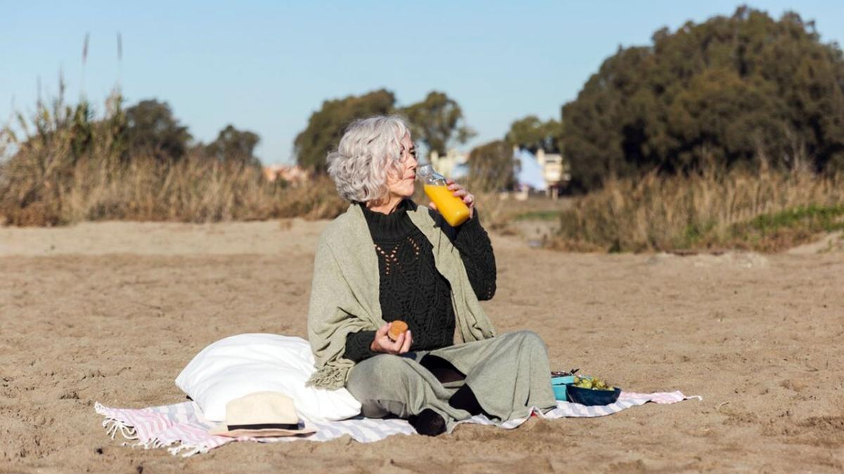 Бабушка на пляже