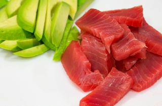 Созревший авокадо обеспечил мягкую консистенцию салата — нутрициологи