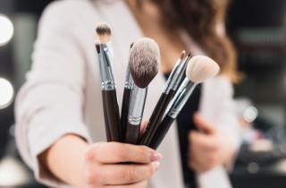 Визажисты советуют мыть кисти раз в неделю, чтобы избежать воспалений кожи