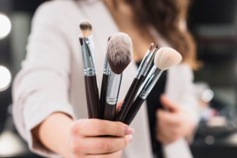 Визажисты советуют мыть кисти раз в неделю, чтобы избежать воспалений кожи