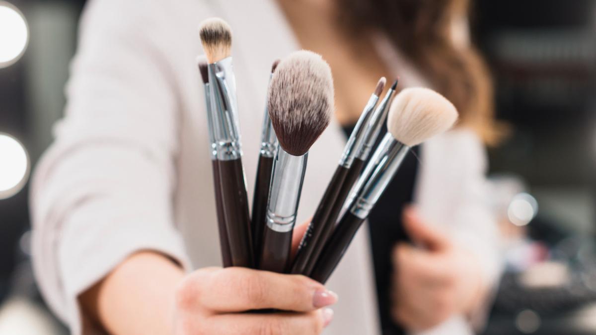 Женская рука с кисточками