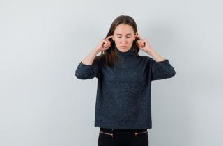 Люди с тиннитусом реагируют на звуки как на угрозу — журнал ST Medicine