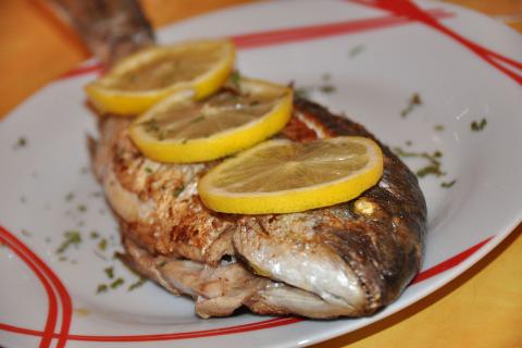 Этот северный способ запечь рыбу стоит попробовать всем — вкус, как в лесной избе
