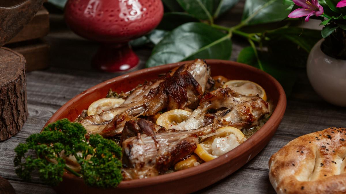 Зайчатина в коньячно-ягодном соусе