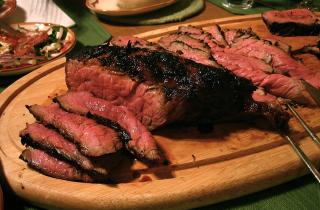 Французы готовят это мясо в холода — попробовала и поняла, почему их кухня сводит с ума