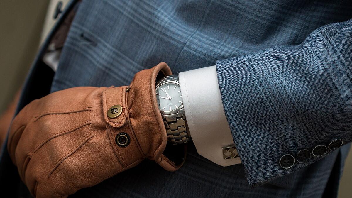 Мужская рука в кожаной перчатке с часами