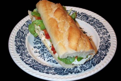 Кладем рыбу и лук в лепёшку — обжариваем на решётке: вкус, как у бабушки