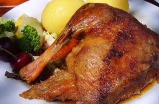 Соус барбекю придал куриным ножкам карамелизованную корочку — кулинары