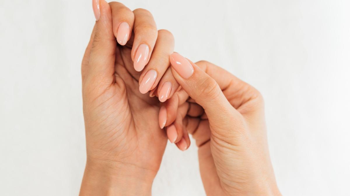 Розовый маникюр