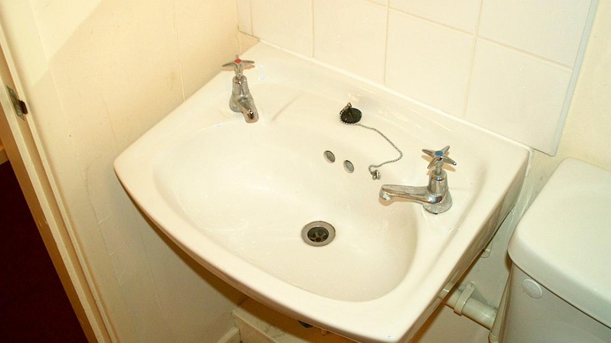 Отдельные краны для горячей и холодной воды Отдельные краны для горячей и холодной воды