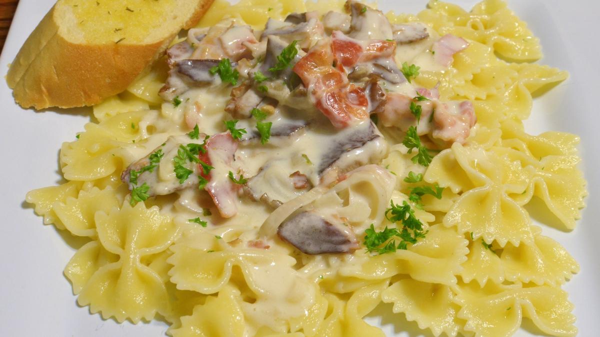 Паста со сливочно-грибным соусом