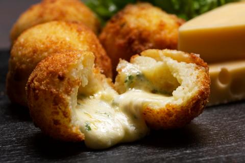 Жареный сыр и морошка творят чудо — северная закуска, которую просят приготовить снова