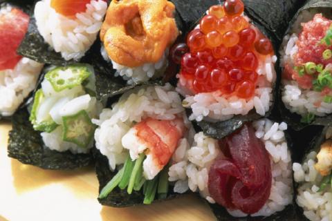 Роллы с гребешком и омулем раскроют вкус Севера