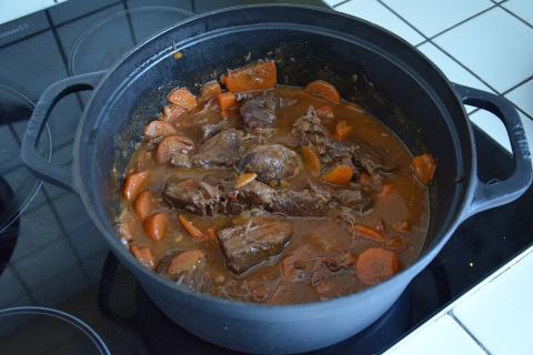 Говяжье рагу с корнишонами подходит для праздничного стола — эксперты