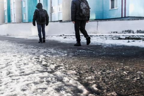 В Нижневартовске водители массово выезжают на тротуары — Типичный краб